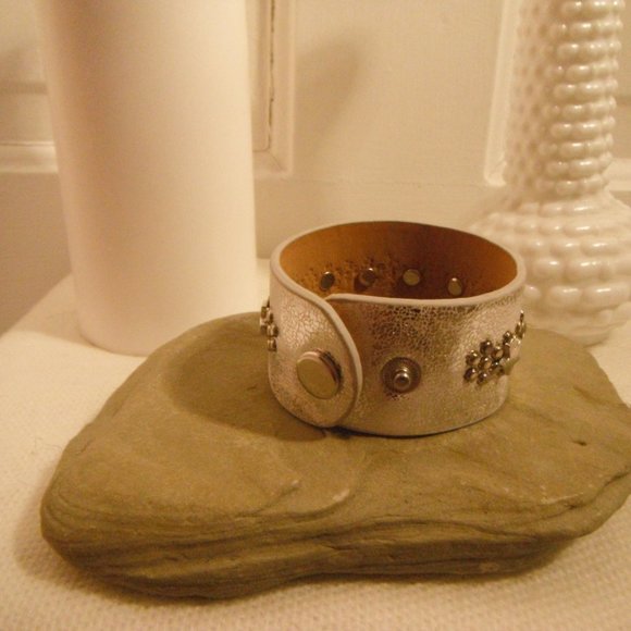 Leather Star Rivet Cuff - Picture 4 of 6